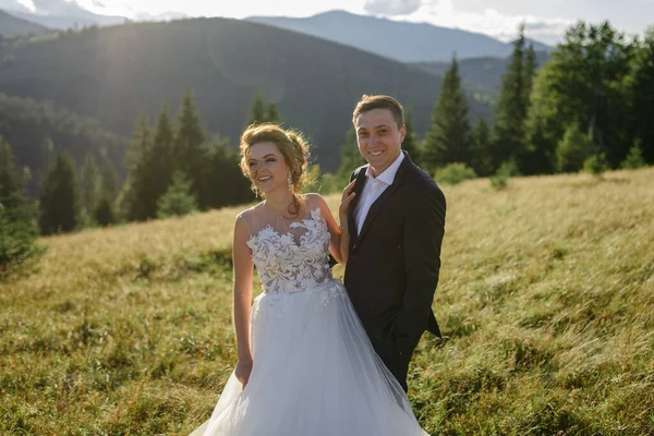 Svatební Fotografie Horách Novomanželé Objímají Pozadí Hor Baví — Stock fotografie