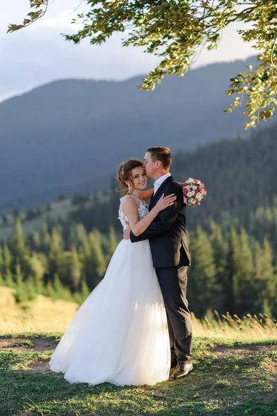 Fotografia Casamento Nas Montanhas Noivo Beija Noiva Testa Noiva Olha — Fotografia de Stock