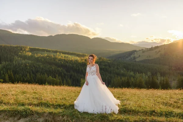 Sposa Stessa Posa Sullo Sfondo Delle Montagne Tramonto — Foto Stock