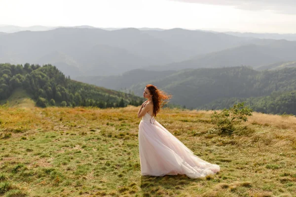 Porträt Einer Schönen Braut Vor Dem Hintergrund Der Herbstlichen Berge — Stockfoto