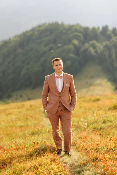 Der Bräutigam Geht Allein Hintergrund Der Herbstlichen Berge — Stockfoto