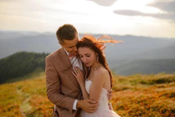Noiva Noivo Abraçam Ternamente Com Outro Pôr Sol Foto Casamento — Fotografia de Stock
