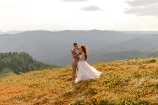 Menyasszony Vőlegény Egymás Mellett Vannak Napnyugta Esküvői Fotó Hátterében Őszi — Stock Fotó