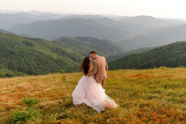 Vőlegény Szájon Csókolja Menyasszonyt Egy Perccel Csók Előtt Napnyugta Esküvői — Stock Fotó