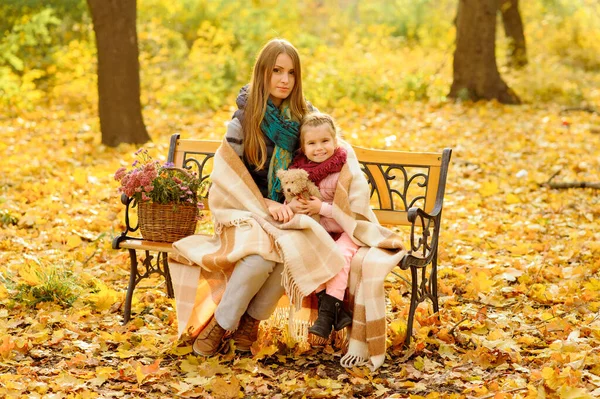 Mutter Und Tochter Sitzen Auf Einer Bank Herbstpark Eine Frau — Stockfoto