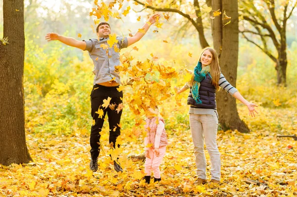 Vater Mutter Und Tochter Werfen Herbstblätter Den Himmel — Stockfoto