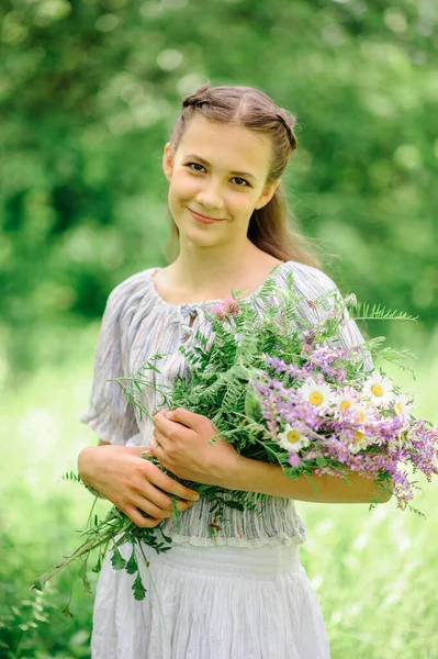 Adolescente Menina Segura Buquê Flores Suas Mãos — Fotografia de Stock