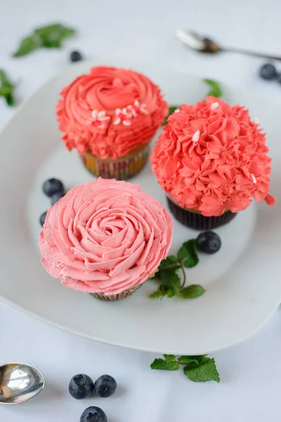 Köstliche Mehrfarbige Cupcakes Auf Einem Weißen Teller Auf Weißem Hintergrund — Stockfoto