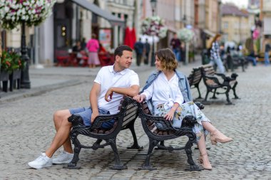 Birbirine aşık genç bir çift bankta oturuyor. Erkek ve kız birbirlerinin gözlerinin içine bakarlar. İlk tarih.