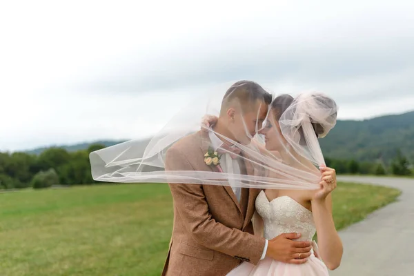 Bride Groom Hug Veil Gently Bowed Heads Each Other — Stock Photo, Image