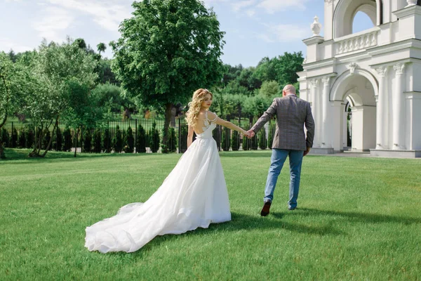 Damat Gelinini Elinden Tutar Çift Geri Döndü — Stok fotoğraf