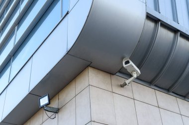 Güvenlik kamerası modern bir binanın köşesine monte edilmiş..