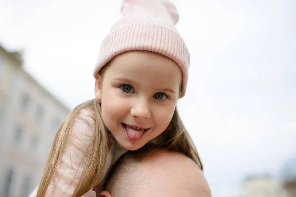 Une Petite Fille Chapeau Rose Montre Langue Assise Sur Tête — Photo