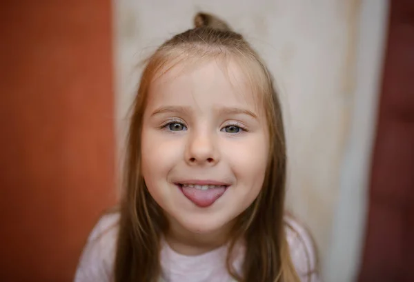 Niña Muestra Lengua Primer Plano Chica Posando Sobre Fondo Pared —  Fotos de Stock