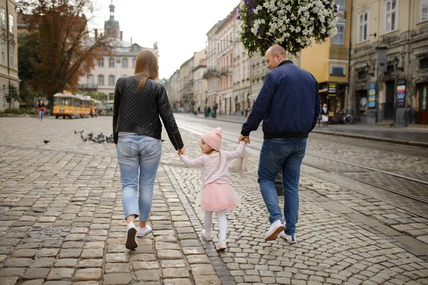 Twee Ouders Met Een Dochtertje Lopen Door Straten Van Oude — Stockfoto