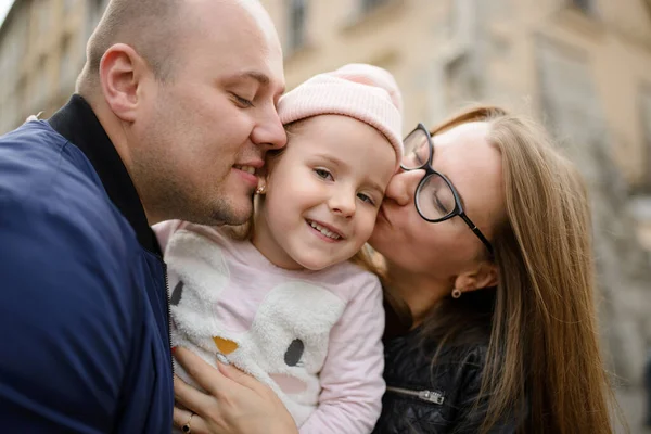 Een Familie Met Één Dochter Knuffelt Heeft Plezier Samen — Stockfoto