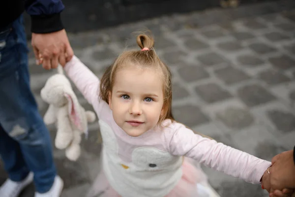 Маленька Дівчинка Тримає Іграшку Батьки Руки Крупним Планом Дівчина Посміхається — стокове фото