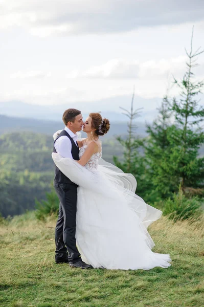 Fotografia Casamento Nas Montanhas Noiva Noivo Abraçam Firmemente — Fotografia de Stock