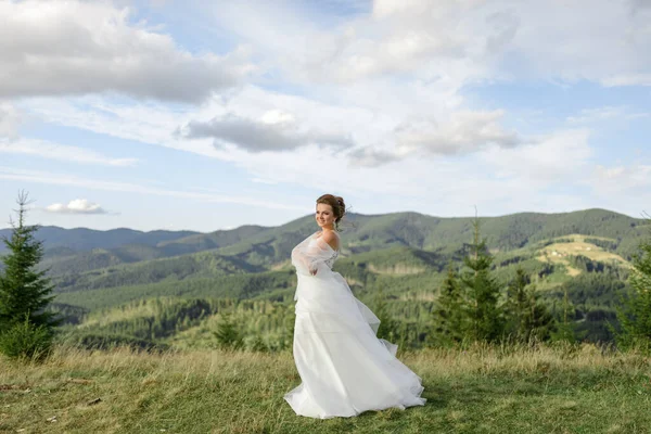 Sposa Stessa Posa Uno Sfondo Montagne — Foto Stock