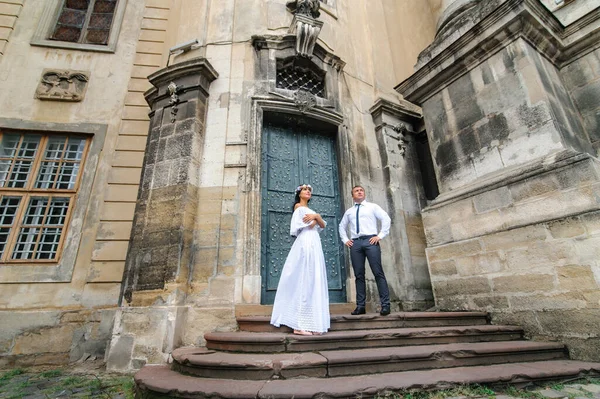 Γαμήλια Φωτογράφιση Στο Βάθος Της Παλιάς Εκκλησίας Νύφη Και Γαμπρός — Φωτογραφία Αρχείου