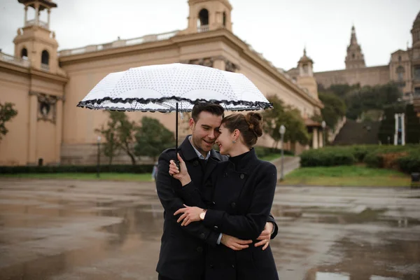 Spanya Plaza Yağmurda Şemsiyenin Altında Yürüyen Güzel Sevgi Dolu Bir — Stok fotoğraf