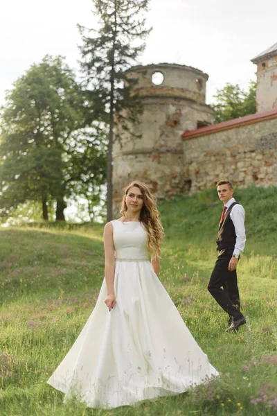 Bruid Bruidegom Knuffelen Tegen Achtergrond Van Het Oude Klooster — Stockfoto