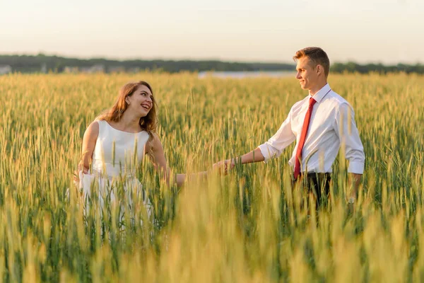 Жених Невеста Пшеничном Поле Женщина Ведет Мужчину Руку — стоковое фото