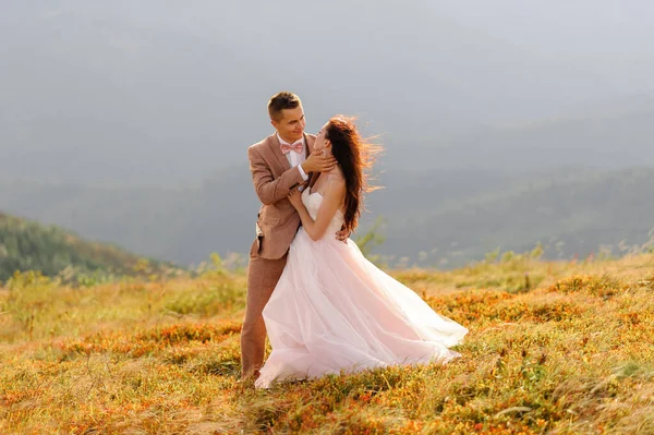 Gli Sposi Abbracciano Teneramente Tramonto Foto Matrimonio Uno Sfondo Montagne — Foto Stock