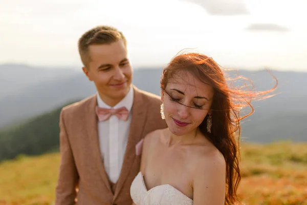 Noiva Noivo Abraçam Ternamente Com Outro Pôr Sol Foto Casamento — Fotografia de Stock