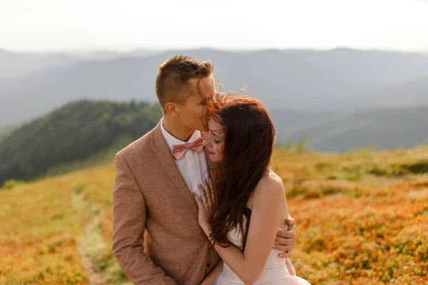 Noiva Noivo Abraçam Ternamente Com Outro Pôr Sol Foto Casamento — Fotografia de Stock
