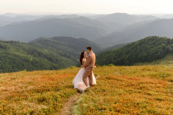 Noiva Noivo Abraçam Ternamente Com Outro Pôr Sol Foto Casamento — Fotografia de Stock