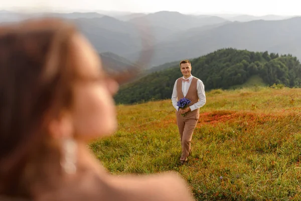 Gli Sposi Abbracciano Teneramente Tramonto Foto Matrimonio Uno Sfondo Montagne — Foto Stock