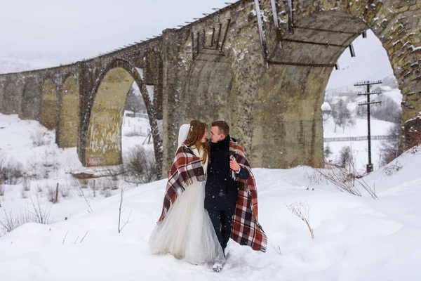 Noiva Noivo Abraçam Sob Tapete Para Aquecer Casamento Inverno — Fotografia de Stock