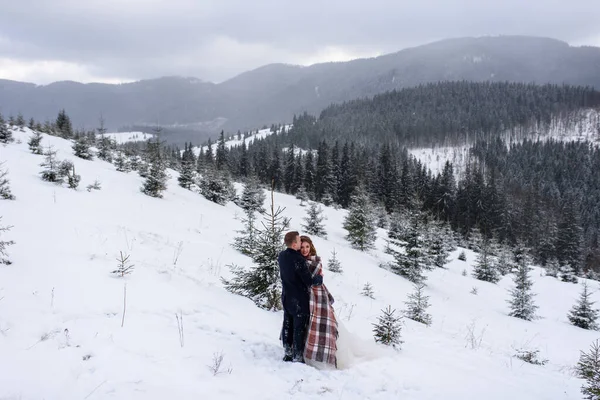 Das Brautpaar Steht Vor Der Bergkulisse Und Kuschelt Sich Unter — Stockfoto