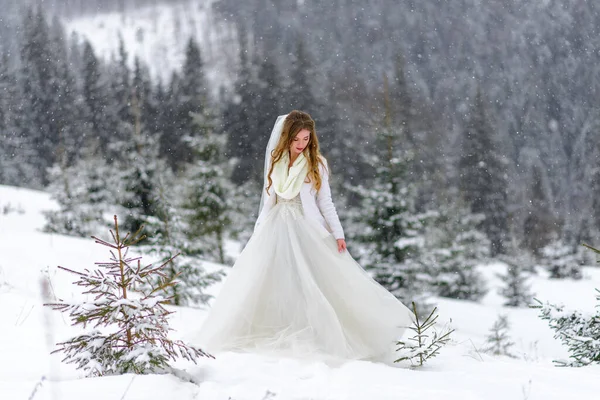 Piękna Panna Młoda Tle Gór Pokryta Śniegiem — Zdjęcie stockowe