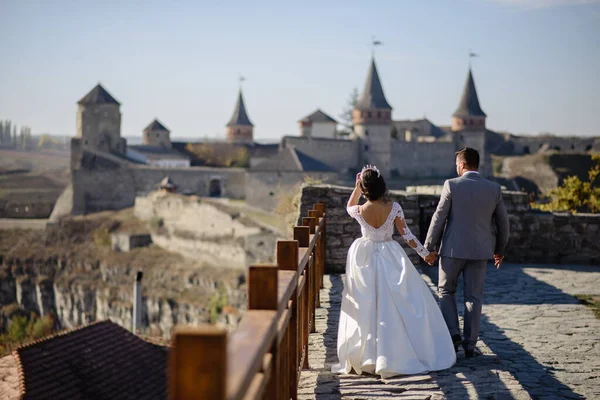 Νύφη Και Γαμπρός Περπατούν Στο Βάθος Του Παλιού Κάστρου Ζευγάρι — Φωτογραφία Αρχείου