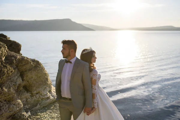 新娘和新郎背对背地站在湖边 — 图库照片