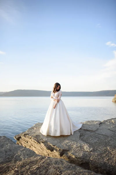 Portret Van Een Bruid Achtergrond Van Het Meer — Stockfoto