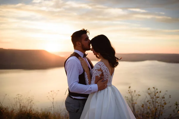 Pengantin Perempuan Dan Laki Laki Berpelukan Latar Belakang Danau Selama — Stok Foto