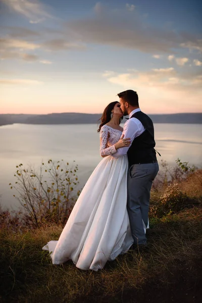 Pengantin Perempuan Dan Laki Laki Berpelukan Latar Belakang Danau Selama — Stok Foto