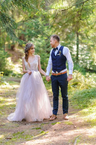 Una Atractiva Pareja Recién Casados Momento Feliz Alegre Hombre Una —  Fotos de Stock