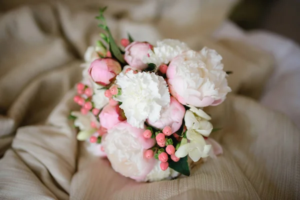 Bouquet Sposa Sfondo Beige — Foto Stock