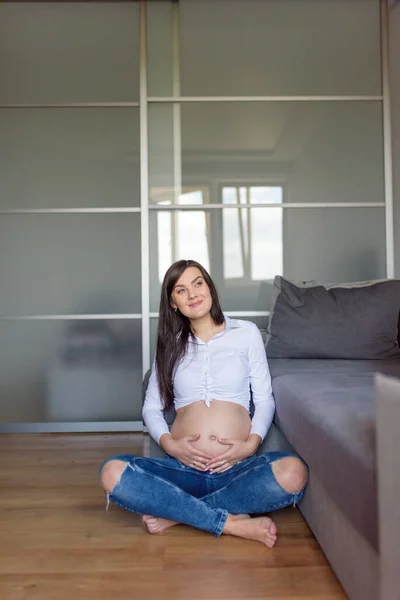 Menina Grávida Bonita Está Sentada Chão — Fotografia de Stock