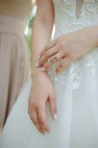 新娘轻轻地碰了碰她的手 把注意力集中在戒指上 — 图库照片