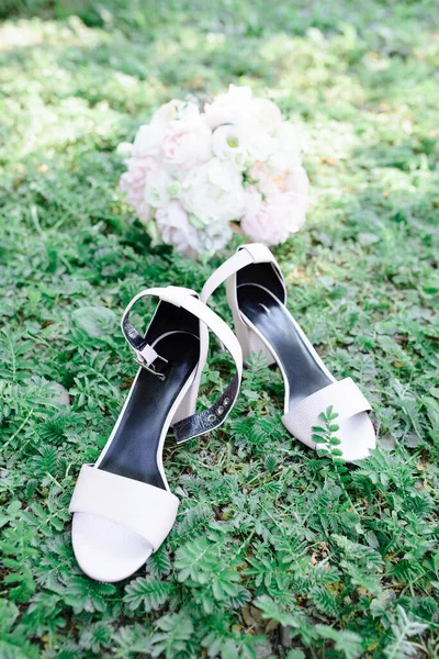 Scarpe Bianche Della Sposa Erba Verde Sullo Sfondo Bouquet Sposa — Foto Stock