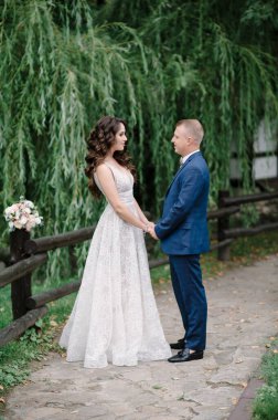 Gelin ve damat el ele tutuşun..