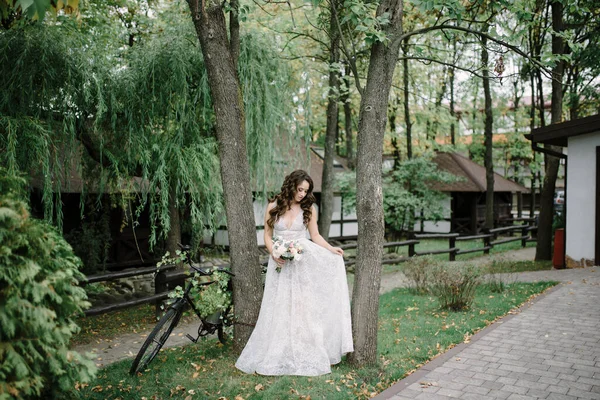 花嫁の花束と夜のドレスの美しい女性の肖像画 — ストック写真