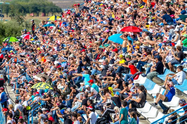 Άνθρωποι βλέποντας τον αγώνα του World Superbike, 2016 — Φωτογραφία Αρχείου