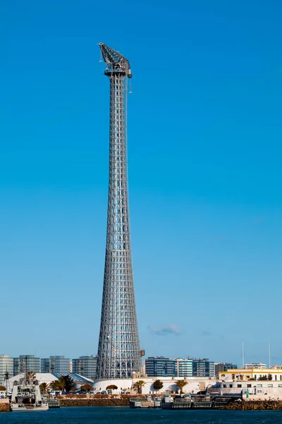 Torre de comunicações sob o céu — Fotografia de Stock