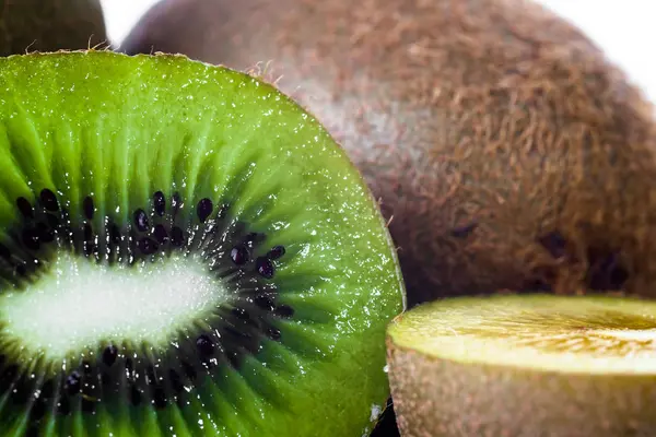 Bitar av kiwifrukt — Stockfoto
